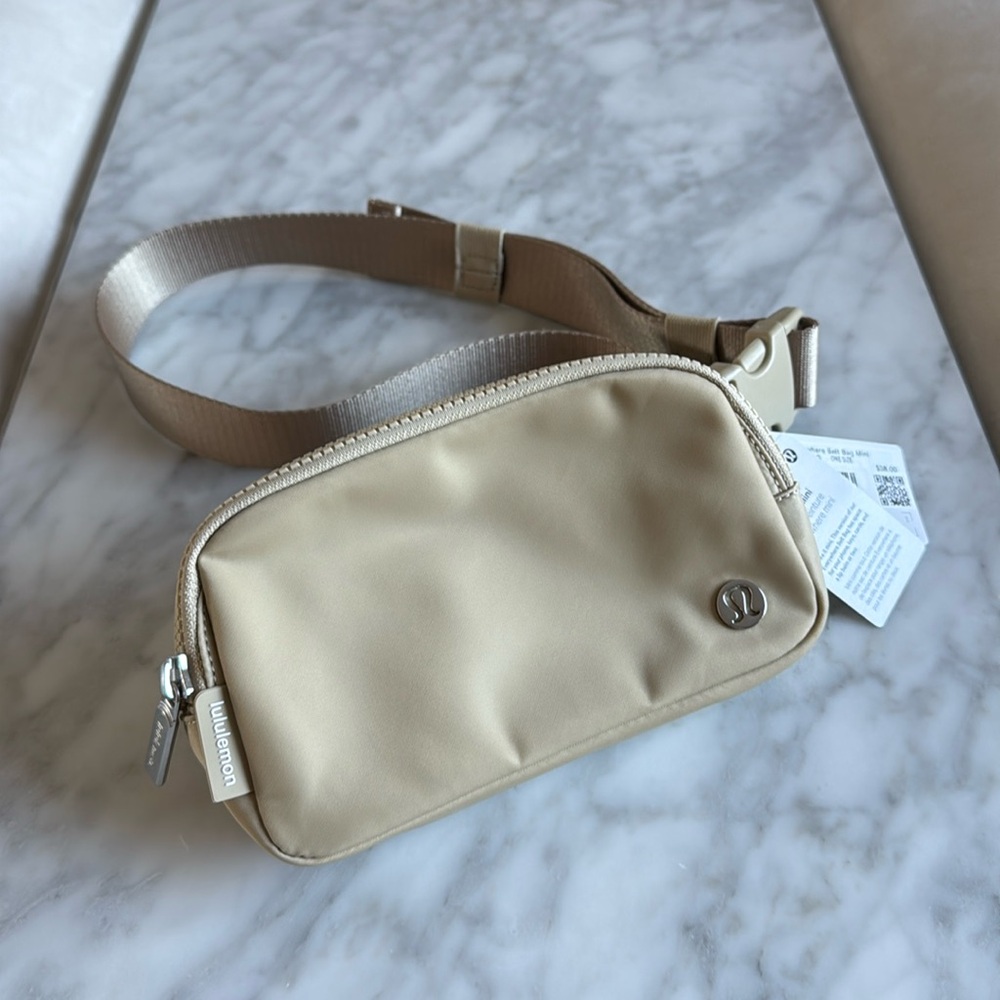 Lululemon Everywhere Belt Bag Mini